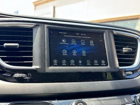 Used 2020 Chrysler Voyager L image 23