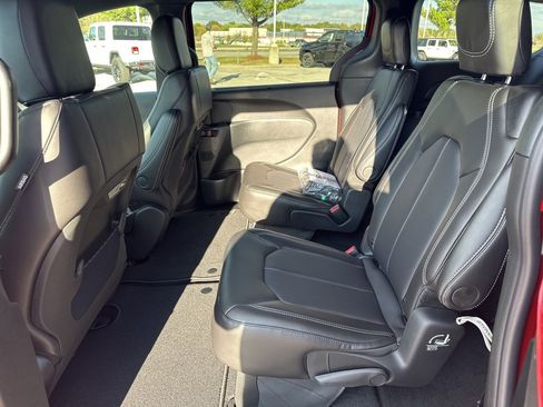 New 2026 Chrysler Pacifica Select image 44