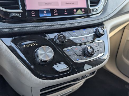 Used 2023 Chrysler Pacifica Touring-L FWD image 18