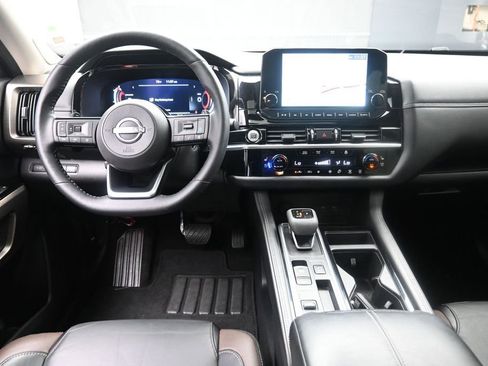 Used 2024 Nissan Pathfinder Platinum FWD image 9