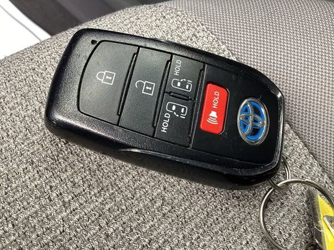 Used 2025 Toyota Sienna LE image 28