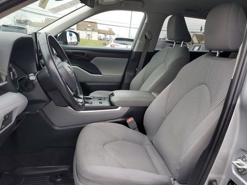 Used 2023 Toyota Highlander LE image 19