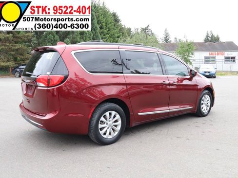 Used 2017 Chrysler Pacifica Touring-L FWD image 8