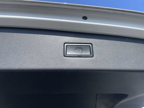 Used 2018 Volkswagen Tiguan SEL AWD/4WD image 39