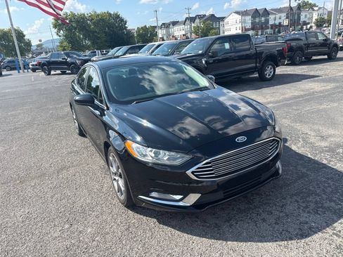 Used 2017 Ford Fusion SE w/ Equipment Group 201A FWD image 3