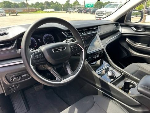 Used 2024 Jeep Grand Cherokee Laredo RWD image 11