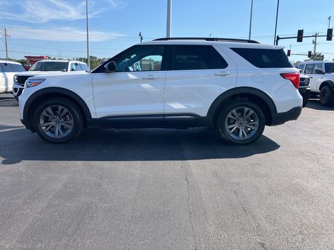 Used 2022 Ford Explorer XLT w/ Equipment Group 202A AWD/4WD image 3