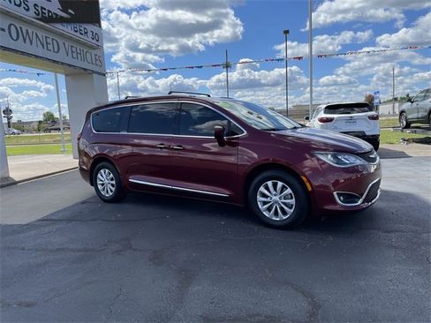 Used 2019 Chrysler Pacifica Touring-L image 6