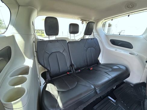 Used 2018 Chrysler Pacifica Touring-L Plus FWD image 20