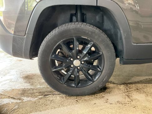 Used 2014 Jeep Cherokee Latitude w/ Cold Weather Group AWD/4WD image 19