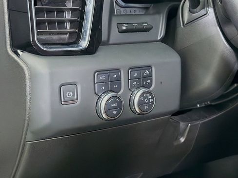 Used 2024 GMC Sierra 2500 Denali Ultimate AWD/4WD image 12