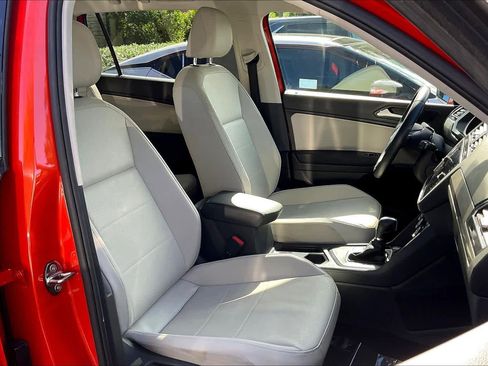 Used 2019 Volkswagen Tiguan SE w/ Panoramic Sunroof Package image 7