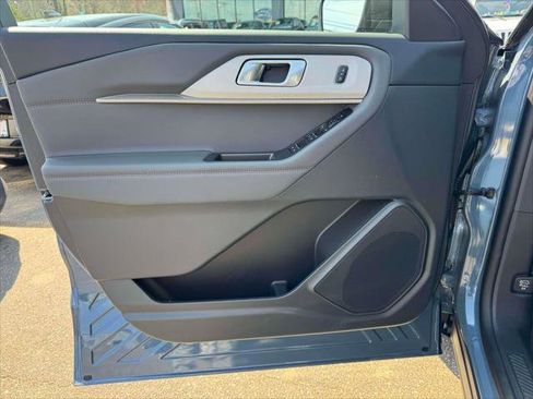 Used 2025 Ford Explorer Active image 17