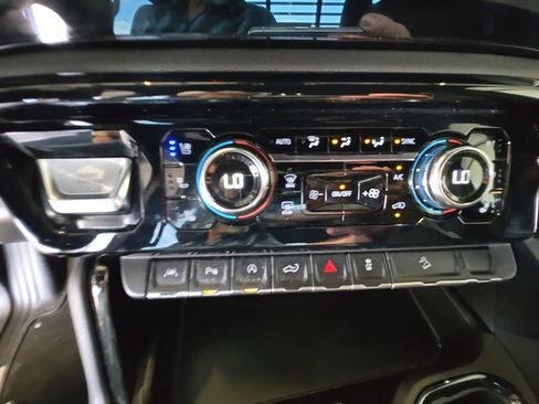Certified 2025 GMC Sierra 1500 AT4 w/ Technology Package AWD/4WD image 17