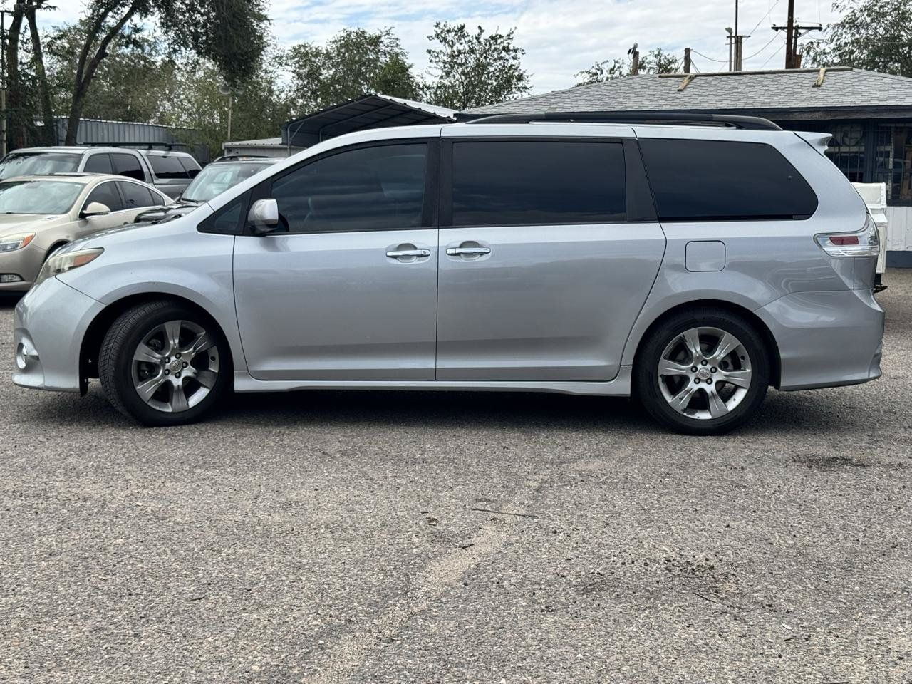 Used 2014 Toyota Sienna SE FWD image 4