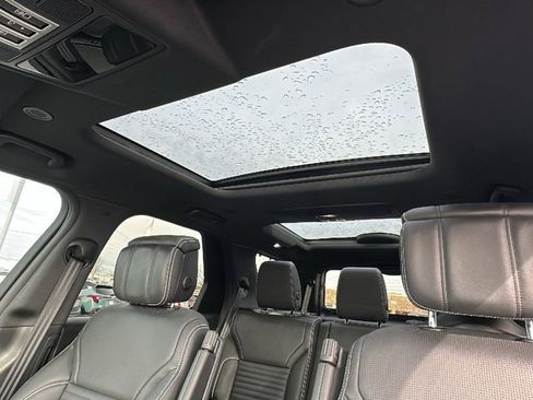 Used 2024 Land Rover Discovery Metropolitan Edition image 16