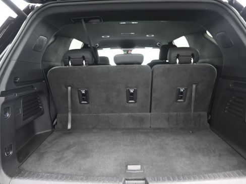 Used 2025 Chevrolet Traverse LT FWD image 19