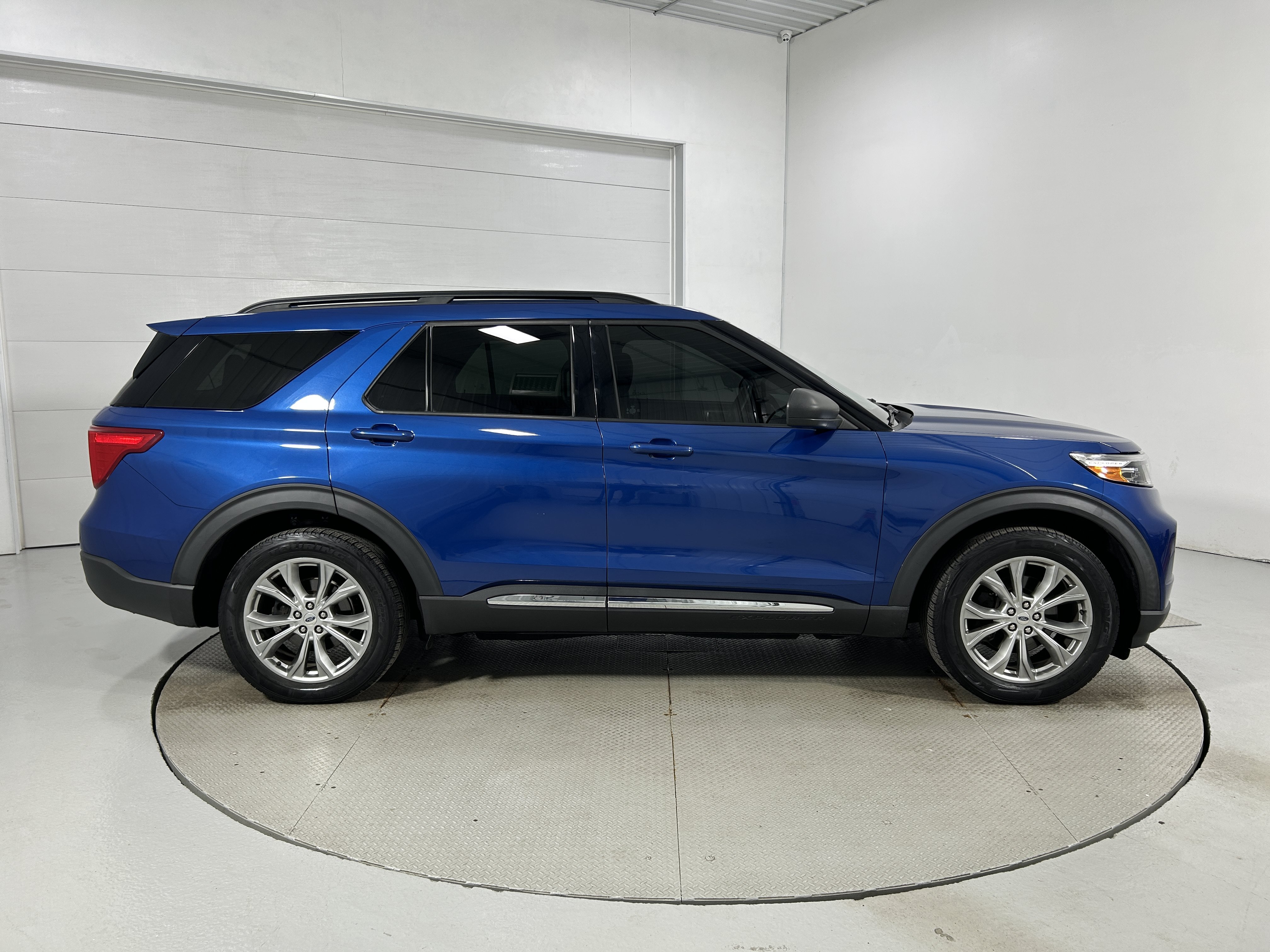 Used 2020 Ford Explorer XLT w/ Equipment Group 202A AWD/4WD image 40