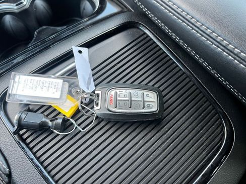 Used 2025 Chrysler Pacifica Limited image 22