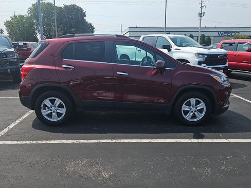 Used 2017 Chevrolet Trax LT w/ LT Convenience Package FWD image 9