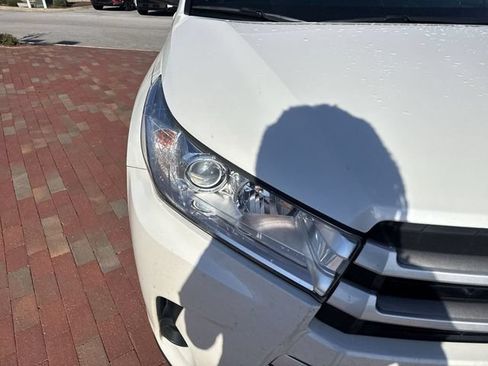 Used 2018 Toyota Highlander LE FWD image 19