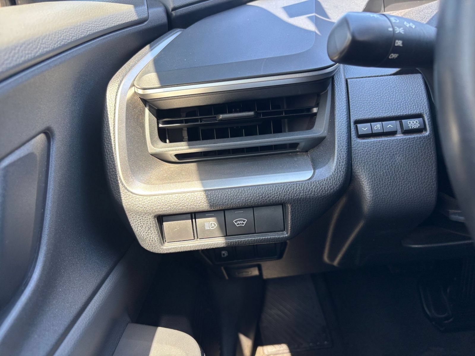 Used 2024 Toyota Prius LE FWD image 31