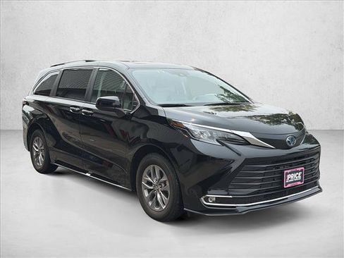 Used 2024 Toyota Sienna XLE AWD/4WD image 3