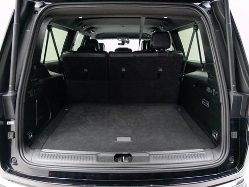 Used 2024 Jeep Wagoneer L Series III w/ Flexible Seating Group AWD/4WD image 12