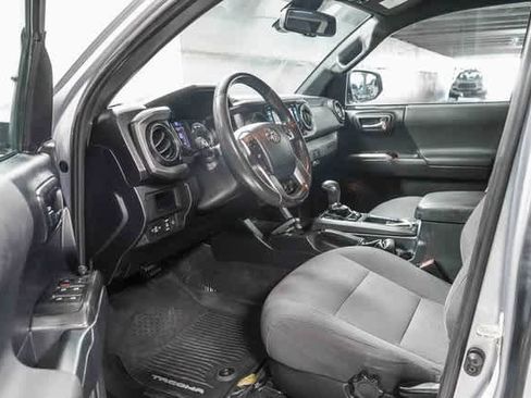 Used 2019 Toyota Tacoma TRD Sport w/ Technology Package image 17