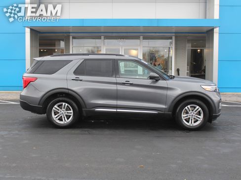 Used 2021 Ford Explorer XLT image 3