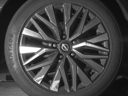 Used 2024 Nissan Altima 2.5 SV FWD image 15