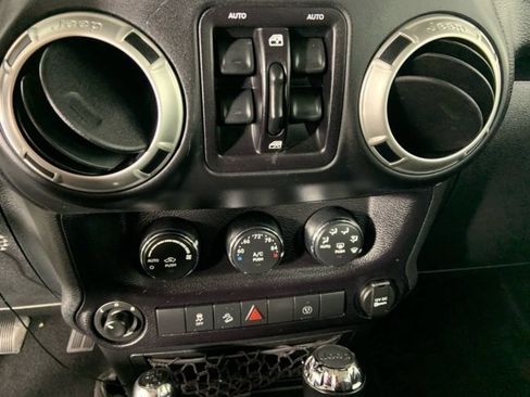 Used 2016 Jeep Wrangler Unlimited Sahara w/ Connectivity Group AWD/4WD image 23