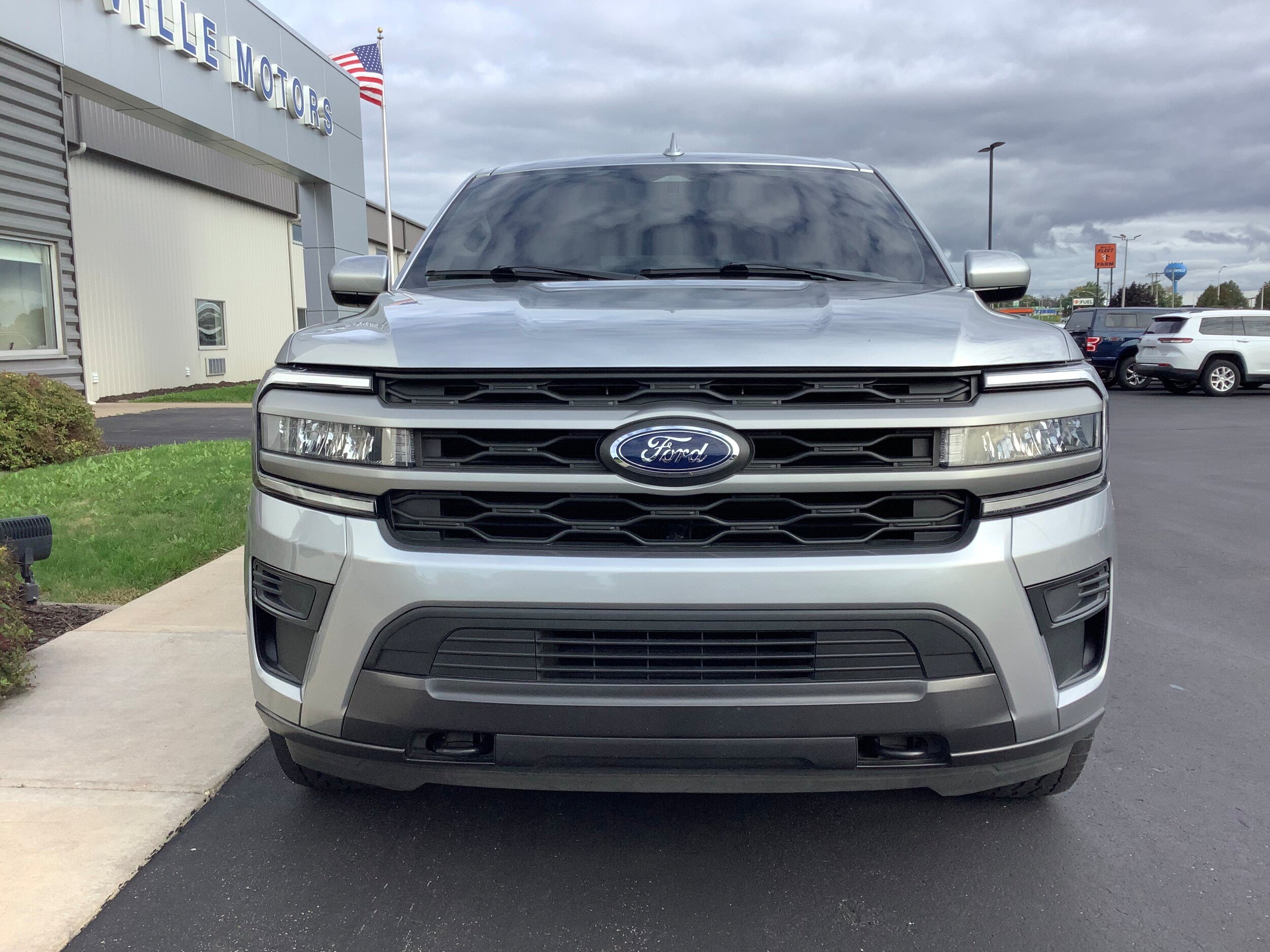 Used 2024 Ford Expedition XLT AWD/4WD image 3