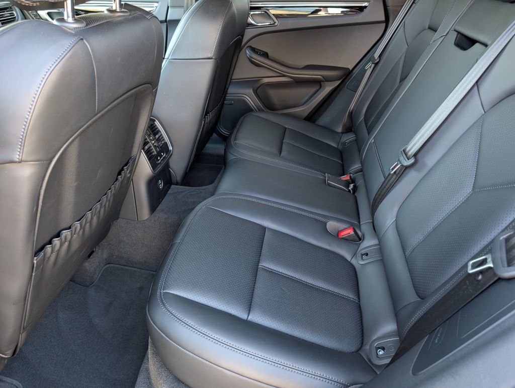 Certified 2025 Porsche Macan AWD/4WD image 27