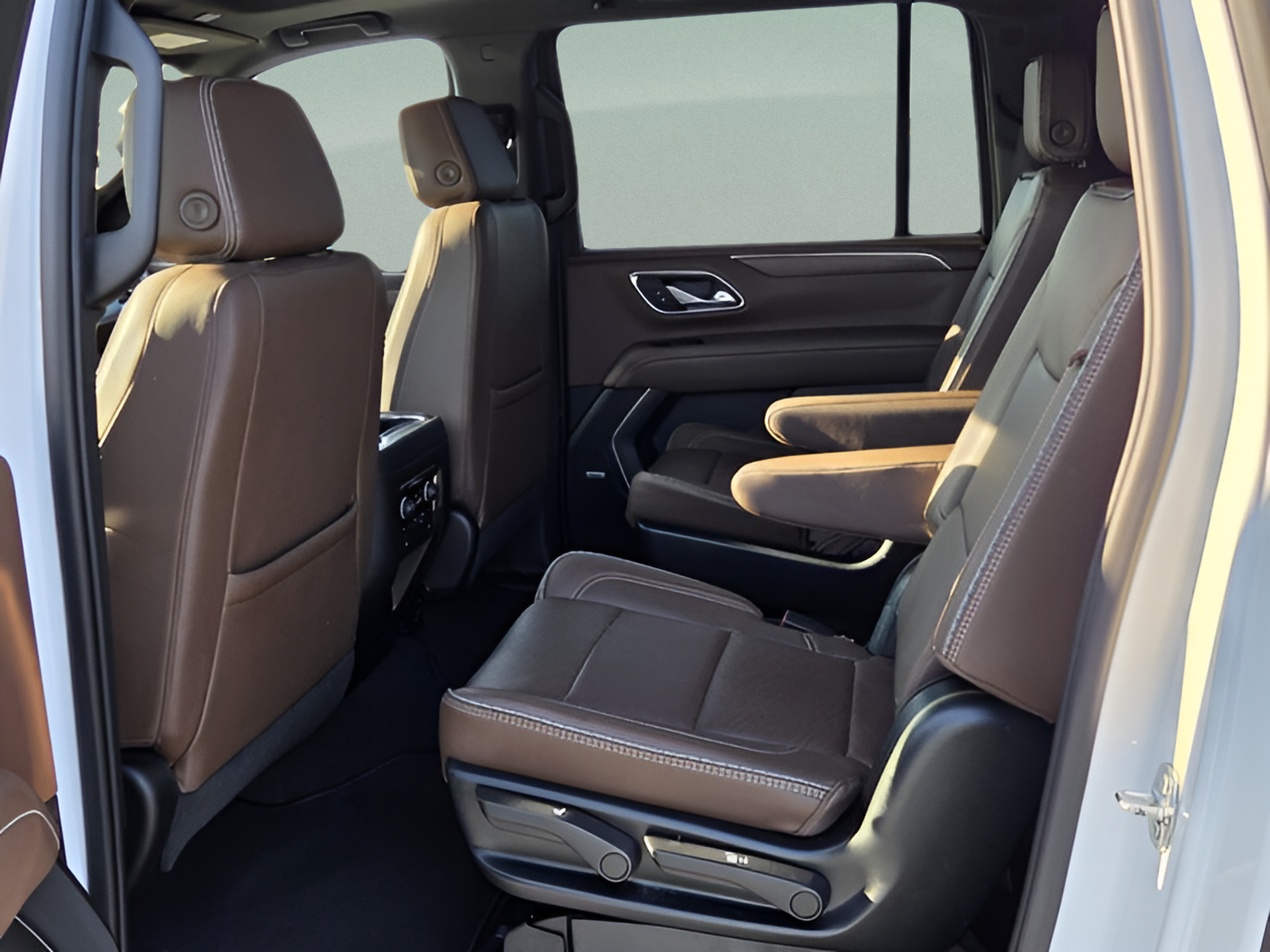 Used 2022 Chevrolet Suburban High Country RWD image 11