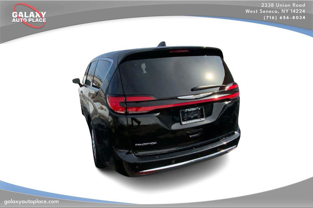 Used 2024 Chrysler Pacifica Touring-L FWD image 7