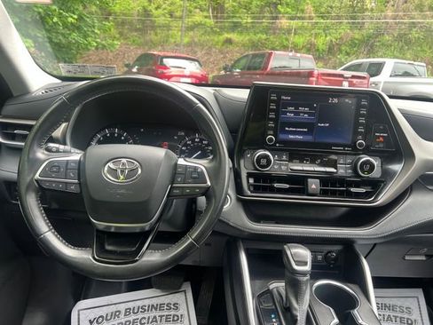 Used 2021 Toyota Highlander XLE AWD/4WD image 11