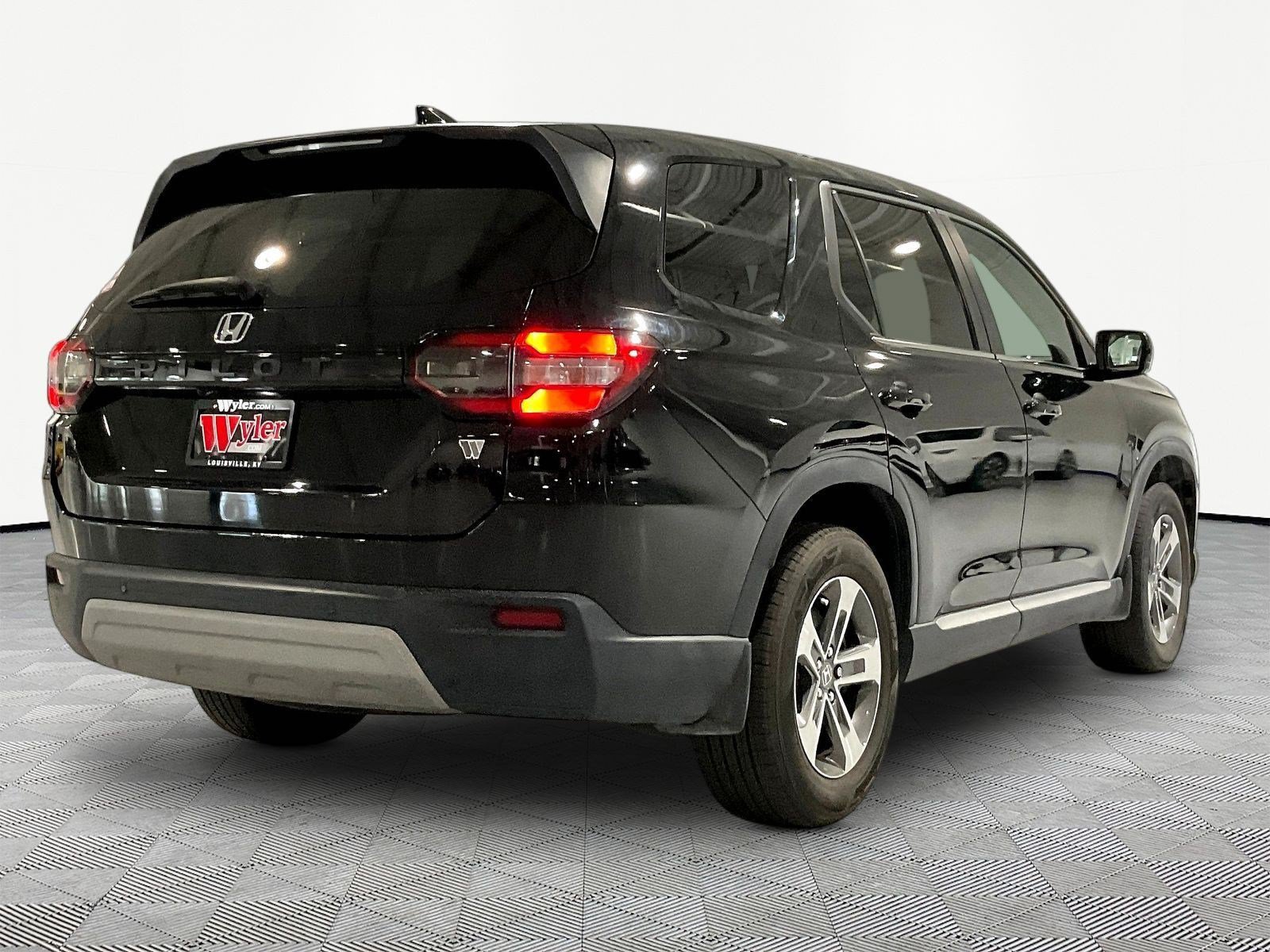 Used 2025 Honda Pilot EX-L image 6