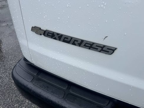 Used 2017 Chevrolet Express 2500 RWD image 10