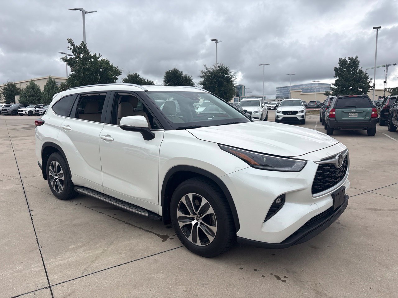 Used 2021 Toyota Highlander XLE AWD/4WD image 3