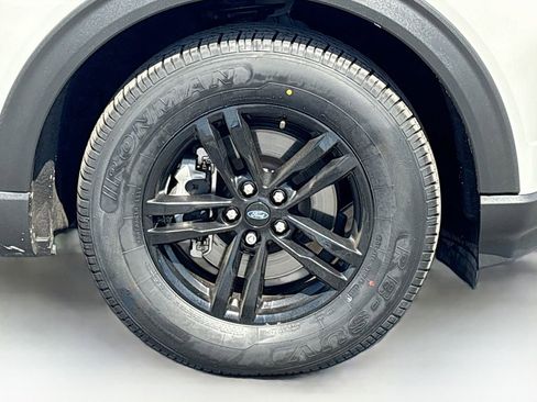Used 2022 Ford Explorer XLT w/ Equipment Group 202A AWD/4WD image 32