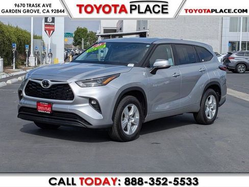 Used 2025 Toyota Highlander LE FWD image 1