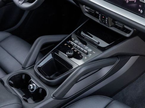 Used 2025 Porsche Cayenne image 73