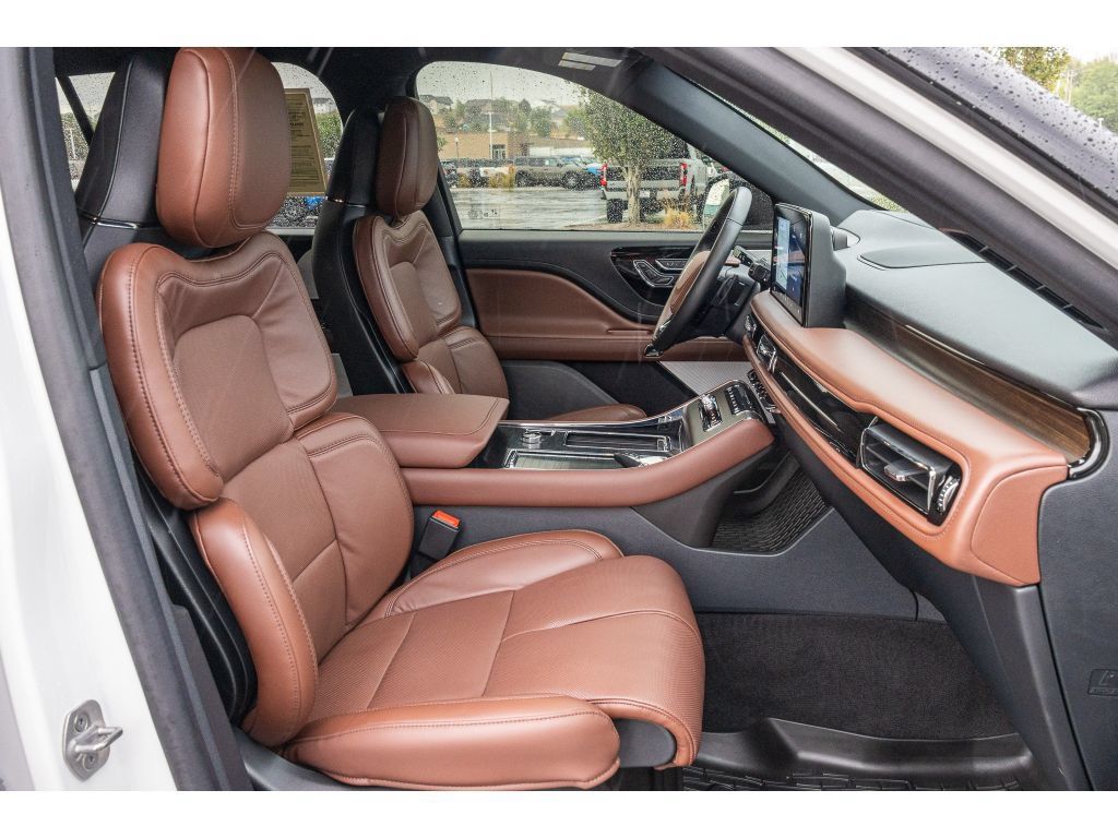 Used 2025 Lincoln Aviator Reserve w/ Equipment Group 201A AWD/4WD image 11