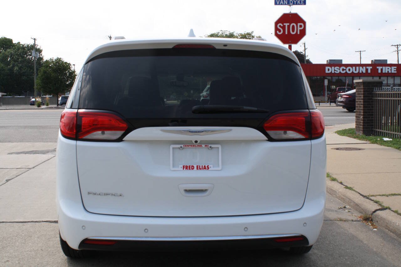Used 2017 Chrysler Pacifica Touring-L FWD image 5
