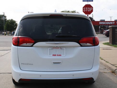 Used 2017 Chrysler Pacifica Touring-L FWD image 5