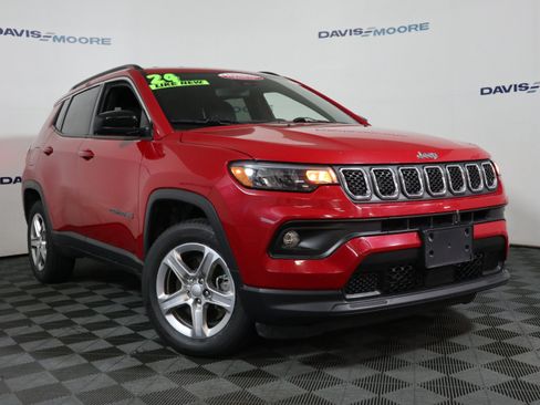 Used 2024 Jeep Compass Latitude AWD/4WD image 2