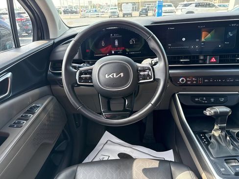 Used 2025 Kia Carnival FWD image 16