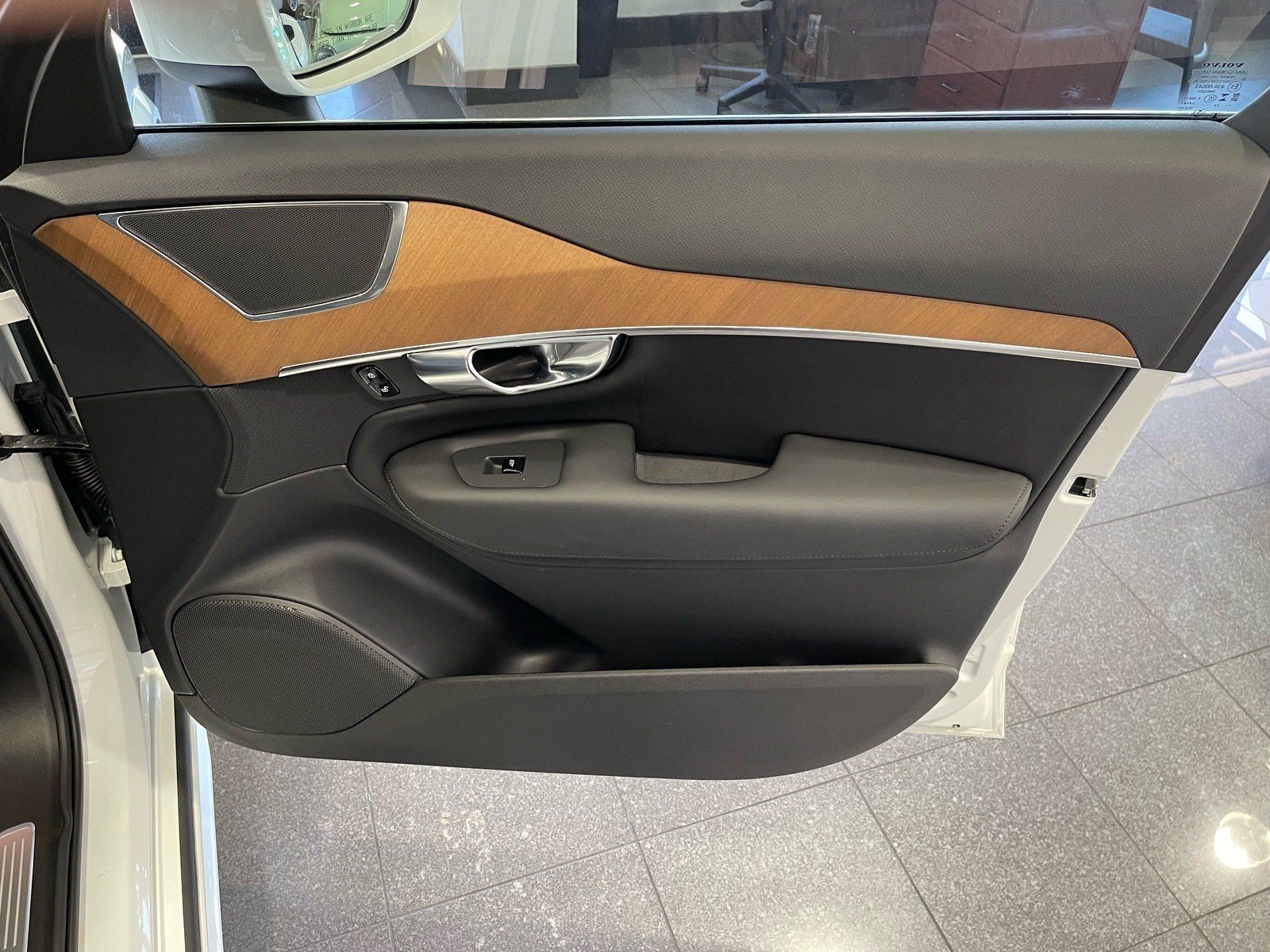 Used 2025 Volvo XC90 B5 Plus w/ Protection Package Premier AWD/4WD image 40