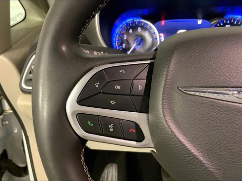Used 2024 Chrysler Pacifica Touring-L FWD image 20